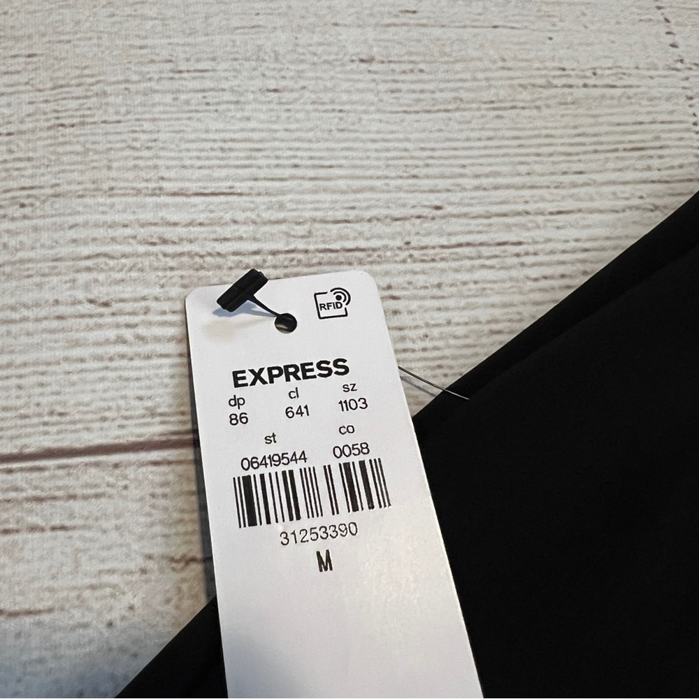 EXPRESS Fitted One Shoulder Ruched Cropped Tank - Picture 3 of 9